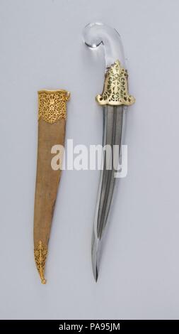 Pugnale (Khanjar) con guaina. Cultura: Indiano. Dimensioni: H. con guaina 16 3/4 in. (42,5 cm); H. senza guaina 15 5/8 in. (39,7 cm); H. della lama 10 3/4 in. (27,3 cm); W. 3 3/8 in. (8,6 cm); Wt. 13,9 oz. (394.1 g); peso di guaina 2.9 oz. (82,2 g). Data: XVIII secolo. Museo: Metropolitan Museum of Art di New York, Stati Uniti d'America. Foto Stock