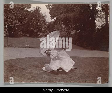 Loie Fuller Dancing. Artista: Samuel Joshua Beckett (British, Shadwell, Stepney [Londra] 1870-1940 Bournemouth). Dimensioni: Immagine: 3 1/16 in. × 4 a. (7,7 x 10,2 cm). Data: ca. 1900. Museo: Metropolitan Museum of Art di New York, Stati Uniti d'America. Foto Stock