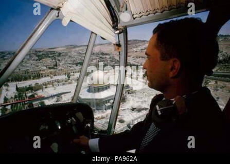 147 Re Hussein volando sopra la Montagna del Tempio quando era sotto il controllo giordano Foto Stock