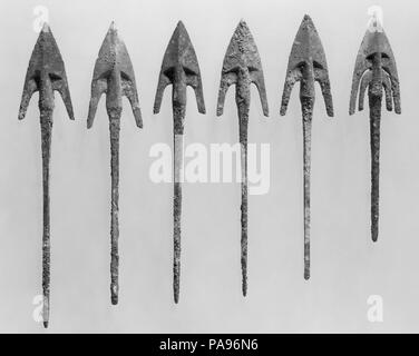 Arrowhead. Dimensioni: L. 6-1/16 in. (15,6 cm) x W. 1-1/4 in. (3.1 cm). Data: ca. inizio 1 ° millennio A.C. All'inizio del primo millennio A.C. la zona della Transcaucasia e northwestern Iran era abitata da molte tribù diverse di variare la ricchezza ed il potere. Molte caratteristiche di questi gruppi sono noti principalmente da grave merci presenti nei propri cimiteri. Anche se non vi è variazione grande in stili artistici da luogo a luogo e tempo per tempo in questa zona, le armi sembrano essere ampiamente distribuiti e condivisi da molti gruppi. Una classe di armi scavato in Iran nord-occidentale e tra Foto Stock