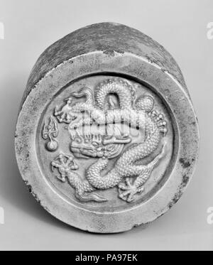 Tegola di Tetto di un frammento. Cultura: la Cina. Dimensioni: diam. 7 3/4 in. (19,7 cm). Museo: Metropolitan Museum of Art di New York, Stati Uniti d'America. Foto Stock