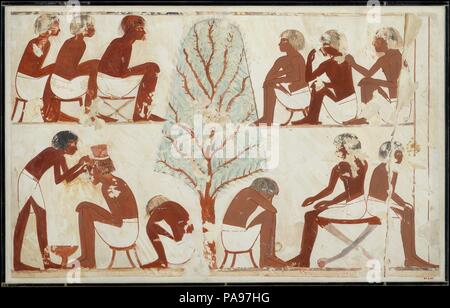 Barbering, tomba di Userhat. Artista: Nina de Garis Davies (1881-1965). Dimensioni: facsimile: h. 45 cm (17 11/16 in); w. 73 cm (28 3/4 in) scala 1:1 incorniciato: h. 48,6 cm (19 1/8 in); w. 76,2 cm (30 in). Dynasty: Dynasty 18. Regno: regno di Amenofi II. Data: ca. 1427-1400 A.C. Questo facsimile verniciatura parte copie di una scena nella tomba di Userhat (TT 56) a Tebe. Questo bollo raffigura uomini aspettavano il loro turno per tagliare i capelli dal barbiere che opera nella parte inferiore sinistra. Il fax è stato dipinto presso la tomba nel 1925-1926 da Nina deGaris Davis che era un membro della sezione grafica o Foto Stock