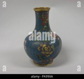 Vaso. Cultura: la Cina. Dimensioni: H. 10 1/2 in. (26,7 cm). Museo: Metropolitan Museum of Art di New York, Stati Uniti d'America. Foto Stock