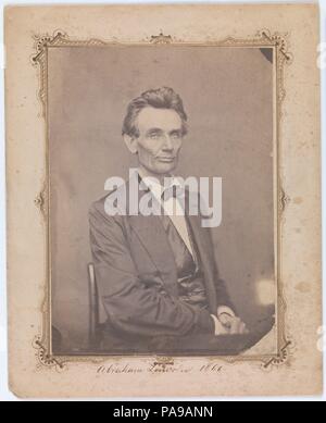 Abraham Lincoln. Artista: William Marsh (American, attivo Springfield, Illinois, 1850s-1860s). Dimensioni: Immagine: 19,9 x 14,5 cm (7 13/16 x 5 11/16 in.). Persona in fotografia: Abraham Lincoln (American, Hardin County, Kentucky 1809-1865 Washington D.C.). Data: 20 maggio 1860. Questa fotografia, realizzati in Springfield, Illinois, il 20 maggio 1860, è stato il primo ritratto preso di Abramo Lincoln dopo che egli aveva ricevuto la nomina del presidente alla Convention Nazionale Repubblicana in Chicago. Si tratta di uno dei cinque fotografie scattate da William Marsh per Marcus L. Ward, un delegato da Newark, New Jersey. Un Foto Stock