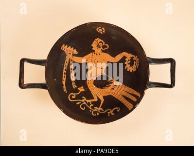 La terracotta stemless kylix (bicchiere). Cultura: greco, Sud italiano, Paestan. Dimensioni: complessivo: 1 15/16 x 7 11/16a. (5 x 19.5cm) di diametro del recipiente 5 1/8a. (13cm). Data: fine del IV secolo A.C. Sirena. La sirena dancing in cima a un viticcio. La pratica di utilizzare il colore applicato per ottenere l'effetto di colore rosso-figura ha guadagnato una certa popolarità in vaso Paestan-pittura. Questo esempio è particolarmente in ottime condizioni. Museo: Metropolitan Museum of Art di New York, Stati Uniti d'America. Foto Stock