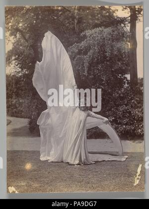 Loie Fuller Dancing. Artista: Samuel Joshua Beckett (British, Shadwell, Stepney [Londra] 1870-1940 Bournemouth). Dimensioni: Immagine: 5 15/16 × 4 3/8 in. (15,1 × 11,1 cm). Data: ca. 1900. Museo: Metropolitan Museum of Art di New York, Stati Uniti d'America. Foto Stock