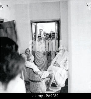 211 Rabindranath Tagore con il Mahatma Gandhi e Kasturba Gandhi in Shantiniketan Foto Stock