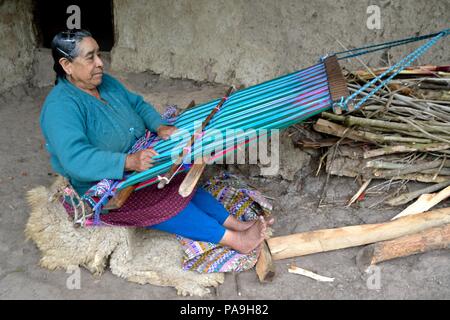 Telaio a mano in ' SALALA Las Huaringas ' - HUANCABAMBA.. Dipartimento di Piura .PERÙ Foto Stock