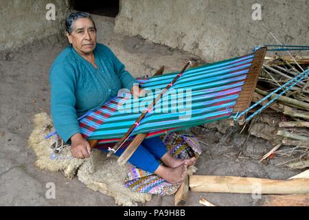 Telaio a mano in ' SALALA Las Huaringas ' - HUANCABAMBA.. Dipartimento di Piura .PERÙ Foto Stock