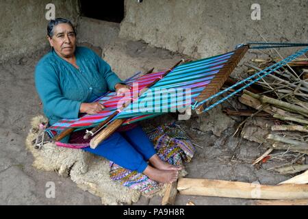 Telaio a mano in ' SALALA Las Huaringas ' - HUANCABAMBA.. Dipartimento di Piura .PERÙ Foto Stock