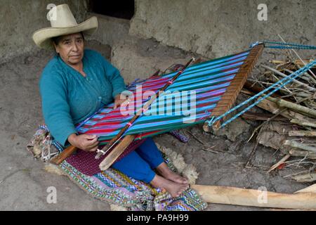 Telaio a mano in ' SALALA Las Huaringas ' - HUANCABAMBA.. Dipartimento di Piura .PERÙ Foto Stock