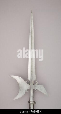 Alabarda. Cultura: eventualmente fiammingo. Dimensioni: L. 96 1/2 in. (245.1 cm); L. di testa 26 a. (66 cm); W. 11 7/16 in. (29 cm); Wt. 6 lbs. 8.2 oz. (2954 g). Data: ca. 1600. Museo: Metropolitan Museum of Art di New York, Stati Uniti d'America. Foto Stock