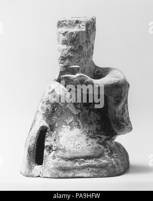 La figura di un musicista seduto. Cultura: la Cina. Dimensioni: H. 3 1/2 in. (8.9 cm). Gli strumenti musicali rappresentati tra questo gruppo di figure in ceramica (36.12.1, .2, .10-.13, .16) sono tipici di quelli utilizzati nella musica popolare del periodo Han (206 A.C.-A.D. 220). Gli strumenti erano tutte lunghe storie, avendo esistito per secoli, nel caso della cetra, o millenni, nel caso del flauto (oggi mancante dalla figura del flautista). Museo: Metropolitan Museum of Art di New York, Stati Uniti d'America. Foto Stock