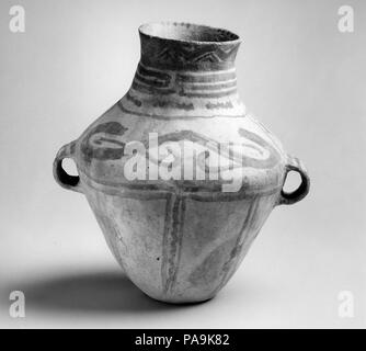 Vaso (GUAN). Cultura: la Cina. Dimensioni: H. 10 1/2 in. (26,7 cm). Data: 3200-2000 A.C. Museo: Metropolitan Museum of Art di New York, Stati Uniti d'America. Foto Stock