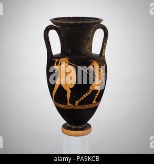 La terracotta Nolan collo-anfora (JAR). Cultura: greco, soffitta. Dimensioni: H. 13 a. (33 cm); diametro della bocca 5 15/16 in. (15,1 cm); diametro di piede 3 1/2 in. (8.9 cm). Data: ca. 440-430 A.C. Complementare, lotta greco un Amazon retromarcia, l uomo con il personale della combinazione di soggetti sul complementare e retromarcia è stimolante perché uno è mitologiche e altri riflette il quinto secolo A.C. Atene. Nella sua preistoria mitologico, Atene è stato attaccato da Amazzoni, una tribù di guerriero-le donne la cui patria lay al di là del Mar Nero. Teseo, il leggendario re di Attica, combatté contro th Foto Stock