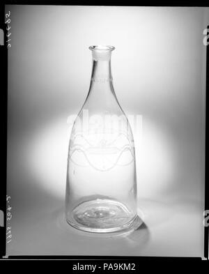 Decanter. Cultura: British o ceca. Dimensioni: in generale senza tappo: H. 9 5/16 in. (23,7 cm); Diam. 3 3/4 in. (9.5 cm). Data: 1790-1810. I consumatori americani sono stati disegnati per importazioni di vetro soffiato decantatori dall Europa, particolarmente dall'Inghilterra. La Ghirlanda interlacciata che circonda la parte più spessa di ciascun decanter era uno dei più popolari modelli, tagliare il vetro con una ruota di rame. Museo: Metropolitan Museum of Art di New York, Stati Uniti d'America. Foto Stock