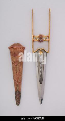 Pugnale (Katar) con guaina. Cultura: Indiano, Mughal. Dimensioni: L. con guaina 18 3/16 in. (46,2 cm); L. senza guaina 17 a. (43,2 cm); W. 3 1/4 in. (8.3 cm); Wt. 1 lb. 0.4 oz. (464.9 g); peso di guaina 3.5 oz. (99,2 g). Data: XVIII-XIX secolo. Museo: Metropolitan Museum of Art di New York, Stati Uniti d'America. Foto Stock