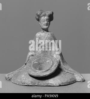 La figura di una donna. Cultura: la Cina. Dimensioni: H. 5 1/2 in. (14 cm); W. 4 1/2 in. (11,4 cm). Data: 5a-6a secolo. Museo: Metropolitan Museum of Art di New York, Stati Uniti d'America. Foto Stock