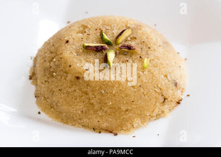 Lisci o kesar aromatizzati con semola Halwa / Sooji ka Halwa o dolce Rava Sheera o shira - festival indiano dolce fatto di semola zafferano latte dadi e Foto Stock