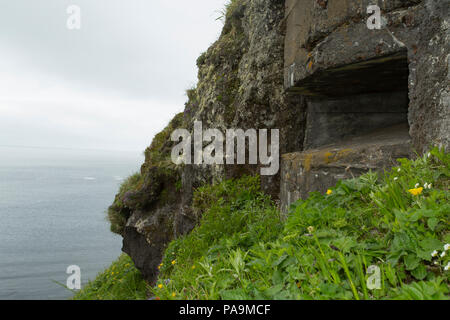 War Tunnels e caserma di pistola sull isola Onekotan, isole Curili Foto Stock
