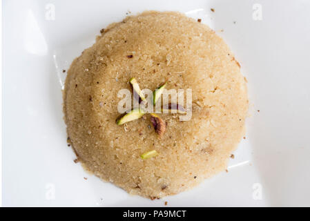 Lisci o kesar aromatizzati con semola Halwa / Sooji ka Halwa o dolce Rava Sheera o shira - festival indiano dolce fatto di semola zafferano latte dadi e Foto Stock