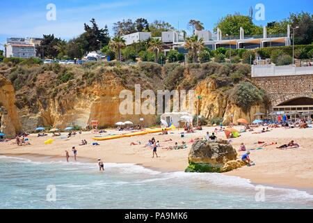 I turisti relax su Praia da Batata beach, Lagos, Algarve, Portogallo, dell'Europa. Foto Stock