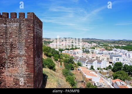 Il castello medievale di torre con viste sui tetti della città, Silves, del Portogallo, dell'Europa. Foto Stock
