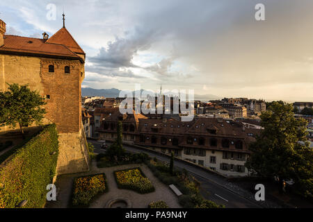 Tramonto su Losanna con il suo castello medievale e il lago di Ginevra e le alpi montagna nel Cantone di Vaud la più grande città della Svizzera Foto Stock