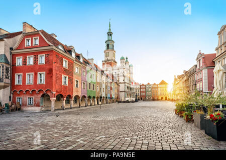 Stary Rynek quadrato con piccole case colorate e il vecchio Municipio di Poznan, Polonia Foto Stock