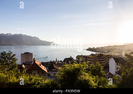 Tramonto sul lago di Ginevra in Svizzera, vicino a Montreux nel Canton Vaud Foto Stock