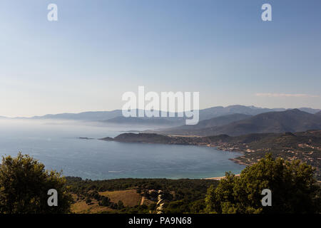 Splendida vista della Corsica costa vicino a Ajaccio nel tardo pomeriggio in Francia Foto Stock