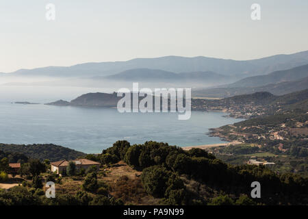 Splendida vista della Corsica costa vicino a Ajaccio nel tardo pomeriggio in Francia Foto Stock