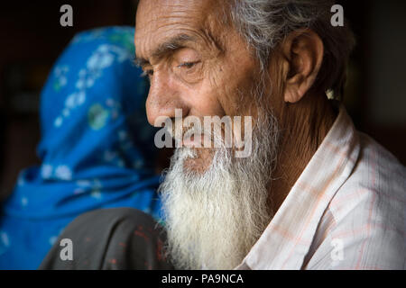 Paziente attesa per il trattamento di Ayurvedic di malati a Sambhavna Trust clinica di Bhopal , India Foto Stock