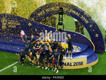 Mosca, Russia - 15 luglio 2018. World Cup champions Francia con il trofeo dopo la finale della Coppa del Mondo corrispondono. Foto Stock