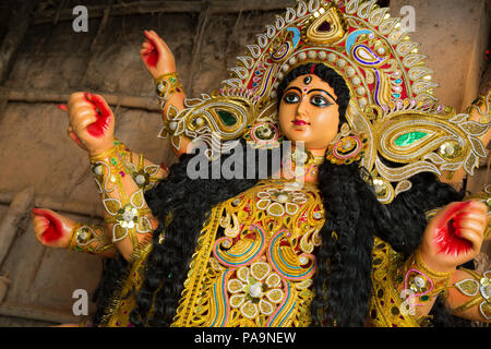 Colorate e decorate graziosamente Durga statua in Kumartuli, Calcutta, India Foto Stock