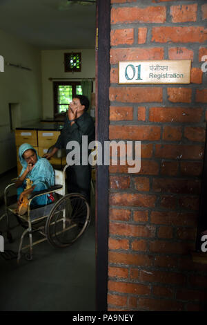 Paziente attesa per il trattamento di Ayurvedic di malati a Sambhavna Trust clinica di Bhopal , India Foto Stock