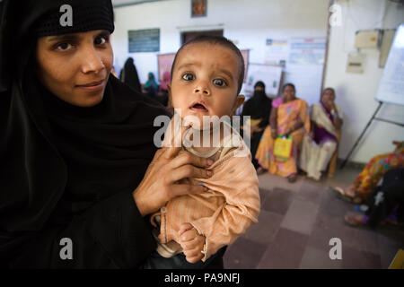 La madre e il bambino in attesa per il trattamento di Ayurvedic di malati a Sambhavna Trust clinica di Bhopal , India Foto Stock