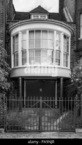 Il Chiswick. Greater London. Il Boathouse entrata a destra della porta anteriore del British Rowing Headquarters Building abbassare Mall - Chiswick Mall e il terrapieno che conduce da Chiswick a Fulham raggiungere RC. Domenica. 24.07.2016 © Peter SPURRIER Foto Stock