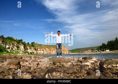 Ragazzo locale sulla riva del fiume Tigri in Hasankeyf , Turchia Foto Stock