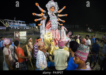 Immersione di Durga statua (pandal) nel Fiume Hooghly durante la Durga puja celebrazione in Kolkata, India Foto Stock