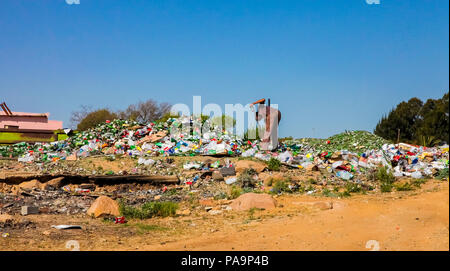 Johannesburg, Sud Africa, 11 settembre 2011, il riciclaggio di rifiuti di smistamento raccoglitrice di bottiglie di vetro nelle zone urbane SOWETO SUDAFRICA Foto Stock