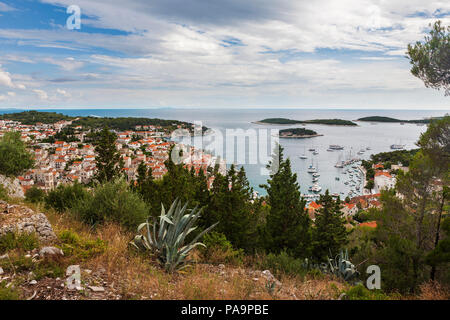 Il porto di Hvar, Split-Dalmatia, Croazia, da Tvrđava Španjola (Forte Spagnolo) Foto Stock