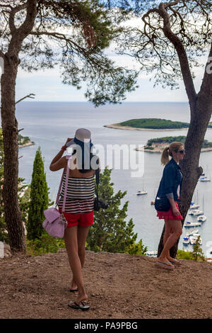 Guardando sopra la citta di Hvar da Tvrđava Španjola (Forte Spagnolo), Hvar, Croazia Foto Stock