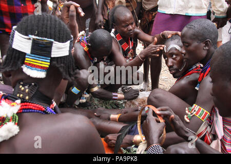 L'uomo costituiscono la Maza durante Bull Jumping cerimonia (Ukuli rituale) da Hamer Hamar tribù, Etiopia Foto Stock