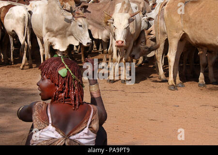 Hamer donne durante Bull Jumping cerimonia (Ukuli rituale) da Hamer Hamar tribù, Etiopia Foto Stock