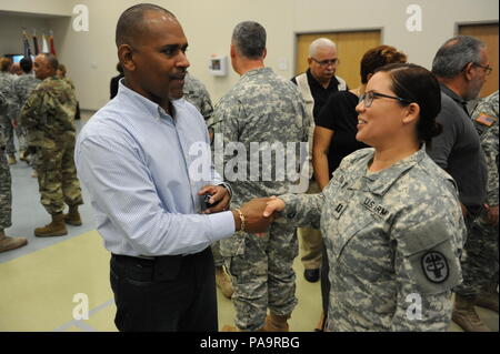 Sgt. Melvin Vega grazie Capt. Yomaris Rivera, commander per CCU-PR per il suo supporto durante il suo tempo nel programma dopo la Comunità unità di cura per la inattivazione cerimonia su Fort Buchanan, Puerto Rico, 1 marzo. (Foto di U.S. Army Spc. Antonio Martinez) Foto Stock