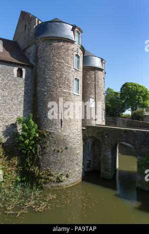 Città di Boulogne-sur-Mer, Francia. Vista pittoresca di Boulogne-sur-Mer Museo Castello di fossato e ponte. Foto Stock