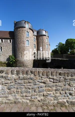 Città di Boulogne-sur-Mer, Francia. Una vista pittoresca del l' entrata principale del Museo del Castello di Boulogne-sur-Mer. Foto Stock