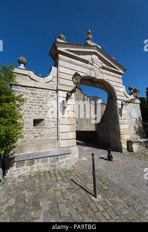 Città di Boulogne-sur-Mer, Francia. Una vista pittoresca del l' entrata principale del Museo del Castello di Boulogne-sur-Mer. Foto Stock