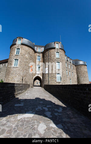 Città di Boulogne-sur-Mer, Francia. Vista pittoresca oltre il fossato ponte di Boulogne-sur-Mer Museo del Castello. Foto Stock